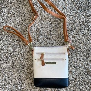 4 zipper crossbody purse with portable charging dock